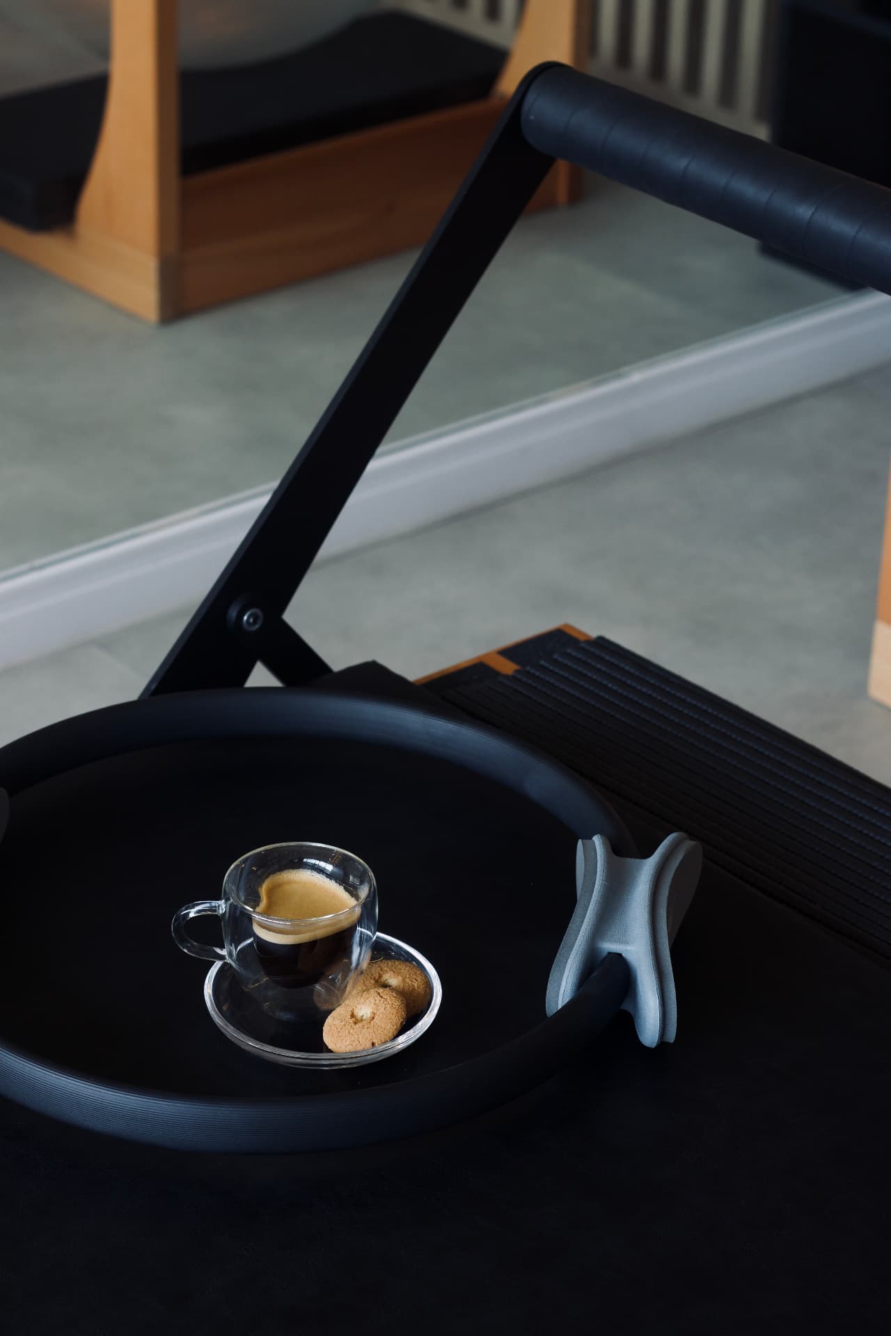 Xícara de café ao lado de um magic ring no estúdio Sublime Pilates